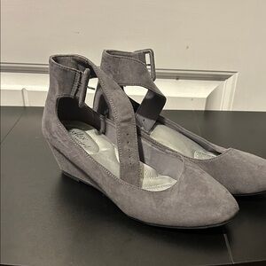 Dexflex Comfort Gray Suede Wedges